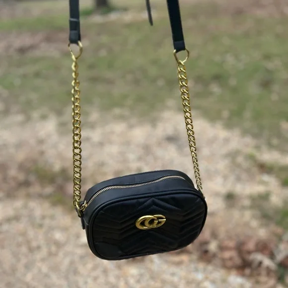 Black Quilted Crossbody purse - Picture 4 of 6